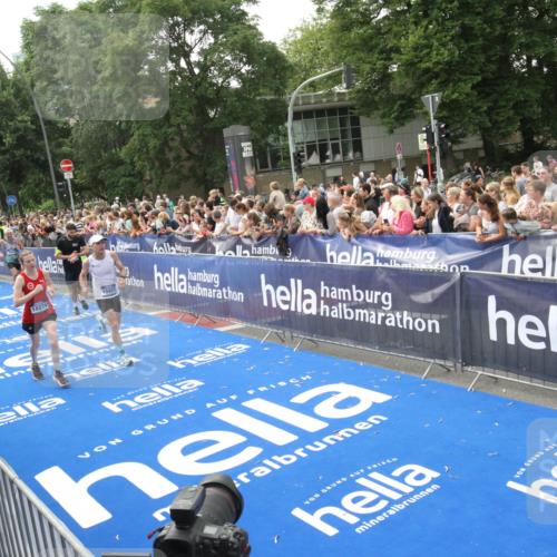 29.06.2025 - hella hamburg halbmarathon Michael Strokosch http://msf.ph/oto/8535855 29.06.2025 10:43:27 Ziel  meine-sportfotos.de