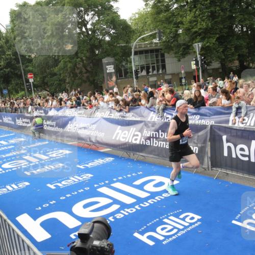 29.06.2025 - hella hamburg halbmarathon Michael Strokosch http://msf.ph/oto/8535856 29.06.2025 10:23:56 Ziel  meine-sportfotos.de