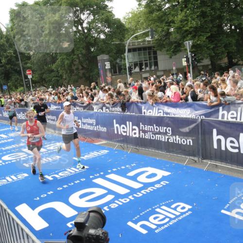 29.06.2025 - hella hamburg halbmarathon Michael Strokosch http://msf.ph/oto/8535857 29.06.2025 10:43:27 Ziel  meine-sportfotos.de