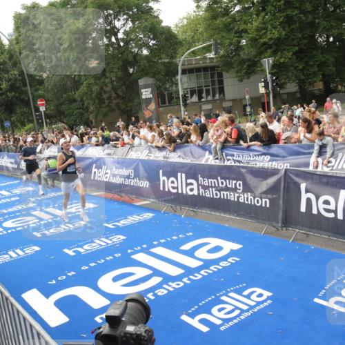 29.06.2025 - hella hamburg halbmarathon Michael Strokosch http://msf.ph/oto/8535858 29.06.2025 10:23:59 Ziel  meine-sportfotos.de