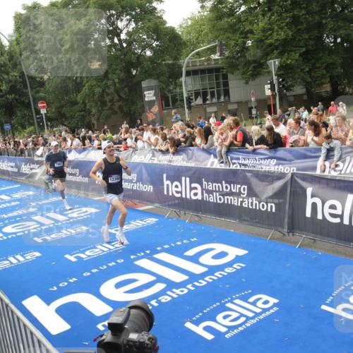 29.06.2025 - hella hamburg halbmarathon Michael Strokosch http://msf.ph/oto/8535860 29.06.2025 10:23:59 Ziel  meine-sportfotos.de
