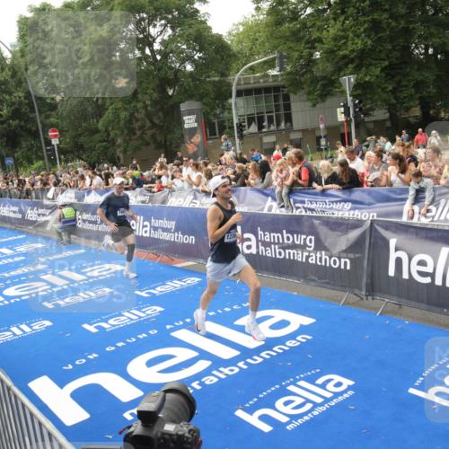 29.06.2025 - hella hamburg halbmarathon Michael Strokosch http://msf.ph/oto/8535862 29.06.2025 10:24:00 Ziel  meine-sportfotos.de