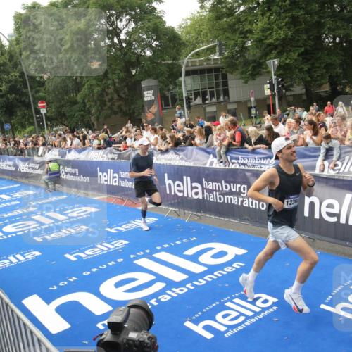 29.06.2025 - hella hamburg halbmarathon Michael Strokosch http://msf.ph/oto/8535864 29.06.2025 10:24:00 Ziel  meine-sportfotos.de