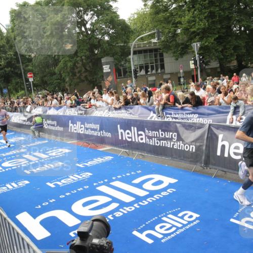 29.06.2025 - hella hamburg halbmarathon Michael Strokosch http://msf.ph/oto/8535867 29.06.2025 10:24:01 Ziel  meine-sportfotos.de
