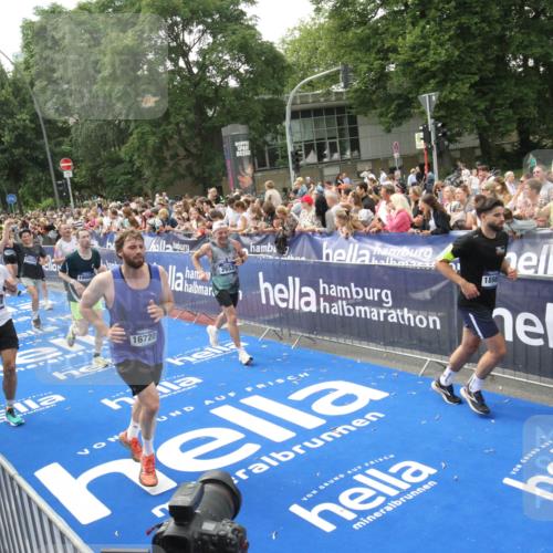 29.06.2025 - hella hamburg halbmarathon Michael Strokosch http://msf.ph/oto/8535868 29.06.2025 10:43:30 Ziel  meine-sportfotos.de