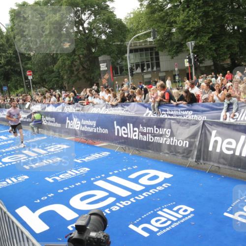 29.06.2025 - hella hamburg halbmarathon Michael Strokosch http://msf.ph/oto/8535869 29.06.2025 10:24:01 Ziel  meine-sportfotos.de