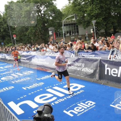 29.06.2025 - hella hamburg halbmarathon Michael Strokosch http://msf.ph/oto/8535871 29.06.2025 10:24:02 Ziel  meine-sportfotos.de