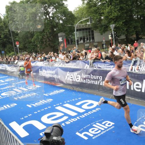 29.06.2025 - hella hamburg halbmarathon Michael Strokosch http://msf.ph/oto/8535874 29.06.2025 10:24:03 Ziel  meine-sportfotos.de