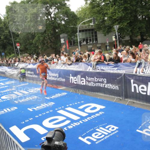 29.06.2025 - hella hamburg halbmarathon Michael Strokosch http://msf.ph/oto/8535875 29.06.2025 10:24:03 Ziel  meine-sportfotos.de