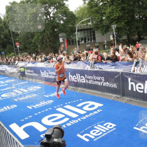 29.06.2025 - hella hamburg halbmarathon Michael Strokosch http://msf.ph/oto/8535877 29.06.2025 10:24:03 Ziel  meine-sportfotos.de