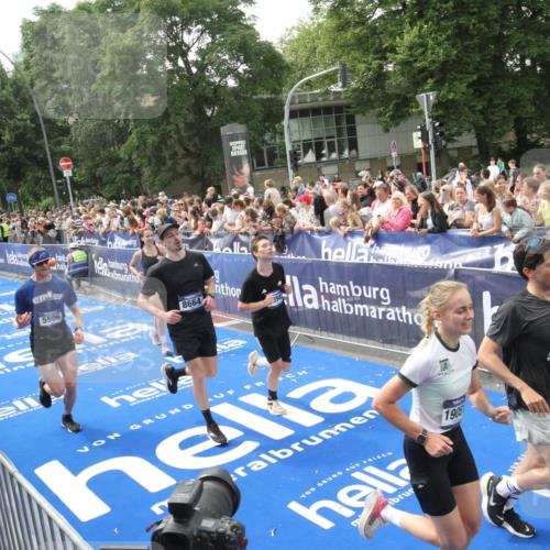 29.06.2025 - hella hamburg halbmarathon Michael Strokosch http://msf.ph/oto/8535880 29.06.2025 10:43:32 Ziel  meine-sportfotos.de