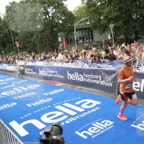 29.06.2025 - hella hamburg halbmarathon Michael Strokosch http://msf.ph/oto/8535881 29.06.2025 10:24:04 Ziel  meine-sportfotos.de