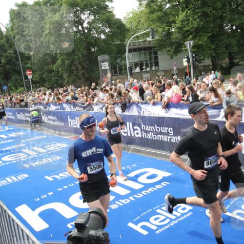 29.06.2025 - hella hamburg halbmarathon Michael Strokosch http://msf.ph/oto/8535884 29.06.2025 10:43:33 Ziel  meine-sportfotos.de