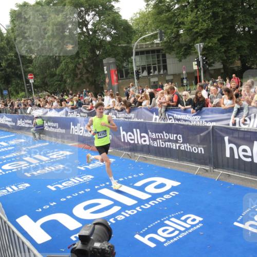 29.06.2025 - hella hamburg halbmarathon Michael Strokosch http://msf.ph/oto/8535889 29.06.2025 10:24:08 Ziel  meine-sportfotos.de