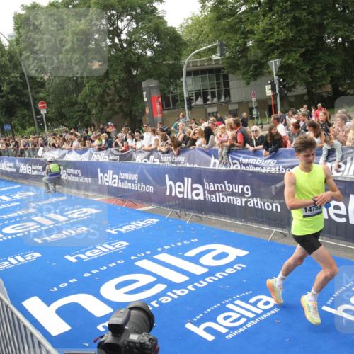 29.06.2025 - hella hamburg halbmarathon Michael Strokosch http://msf.ph/oto/8535892 29.06.2025 10:24:08 Ziel  meine-sportfotos.de