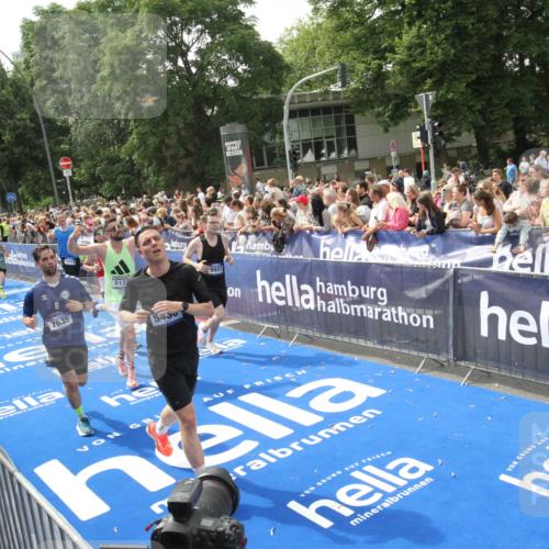 29.06.2025 - hella hamburg halbmarathon Michael Strokosch http://msf.ph/oto/8535893 29.06.2025 10:43:35 Ziel  meine-sportfotos.de