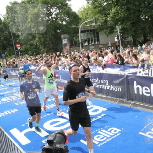 29.06.2025 - hella hamburg halbmarathon Michael Strokosch http://msf.ph/oto/8535895 29.06.2025 10:43:36 Ziel  meine-sportfotos.de