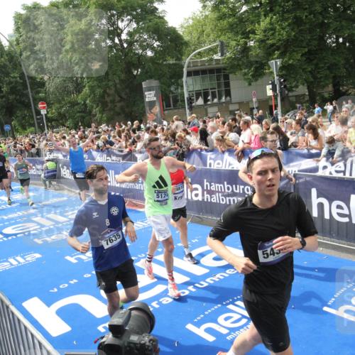 29.06.2025 - hella hamburg halbmarathon Michael Strokosch http://msf.ph/oto/8535897 29.06.2025 10:43:36 Ziel  meine-sportfotos.de