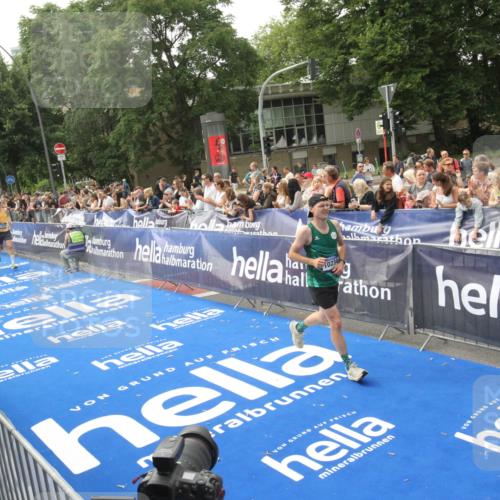29.06.2025 - hella hamburg halbmarathon Michael Strokosch http://msf.ph/oto/8535902 29.06.2025 10:24:12 Ziel  meine-sportfotos.de