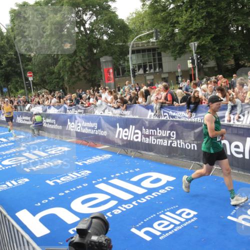 29.06.2025 - hella hamburg halbmarathon Michael Strokosch http://msf.ph/oto/8535903 29.06.2025 10:24:12 Ziel  meine-sportfotos.de