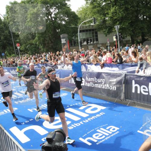 29.06.2025 - hella hamburg halbmarathon Michael Strokosch http://msf.ph/oto/8535904 29.06.2025 10:43:37 Ziel  meine-sportfotos.de