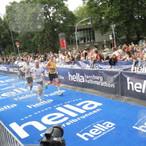 29.06.2025 - hella hamburg halbmarathon Michael Strokosch http://msf.ph/oto/8535905 29.06.2025 10:24:14 Ziel  meine-sportfotos.de