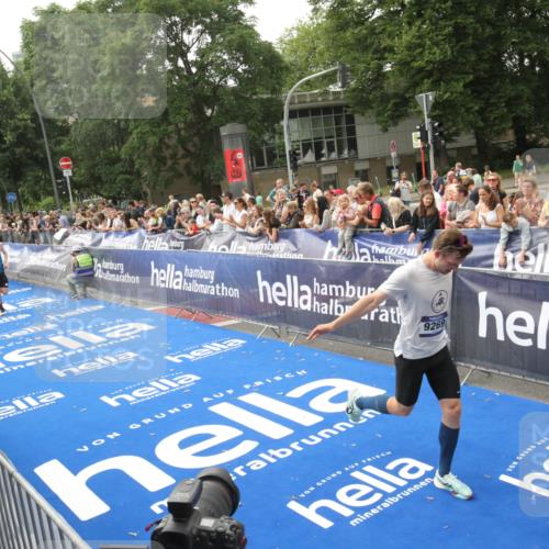 29.06.2025 - hella hamburg halbmarathon Michael Strokosch http://msf.ph/oto/8535913 29.06.2025 10:24:16 Ziel  meine-sportfotos.de