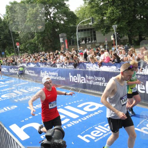 29.06.2025 - hella hamburg halbmarathon Michael Strokosch http://msf.ph/oto/8535914 29.06.2025 10:43:40 Ziel  meine-sportfotos.de