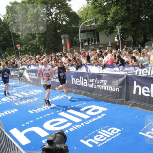 29.06.2025 - hella hamburg halbmarathon Michael Strokosch http://msf.ph/oto/8535916 29.06.2025 10:43:43 Ziel  meine-sportfotos.de