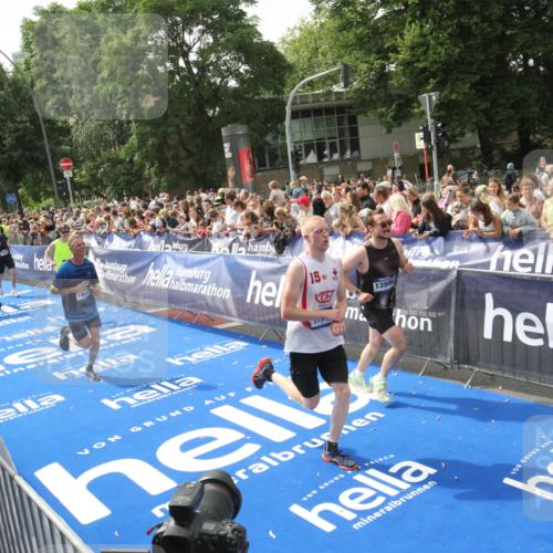 29.06.2025 - hella hamburg halbmarathon Michael Strokosch http://msf.ph/oto/8535918 29.06.2025 10:43:43 Ziel  meine-sportfotos.de