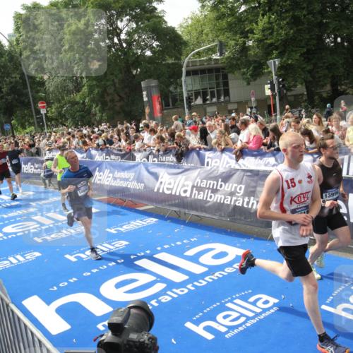 29.06.2025 - hella hamburg halbmarathon Michael Strokosch http://msf.ph/oto/8535919 29.06.2025 10:43:44 Ziel  meine-sportfotos.de