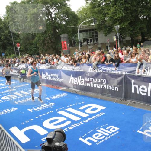 29.06.2025 - hella hamburg halbmarathon Michael Strokosch http://msf.ph/oto/8535920 29.06.2025 10:24:17 Ziel  meine-sportfotos.de