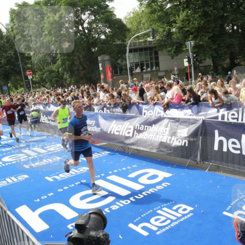 29.06.2025 - hella hamburg halbmarathon Michael Strokosch http://msf.ph/oto/8535921 29.06.2025 10:43:44 Ziel  meine-sportfotos.de