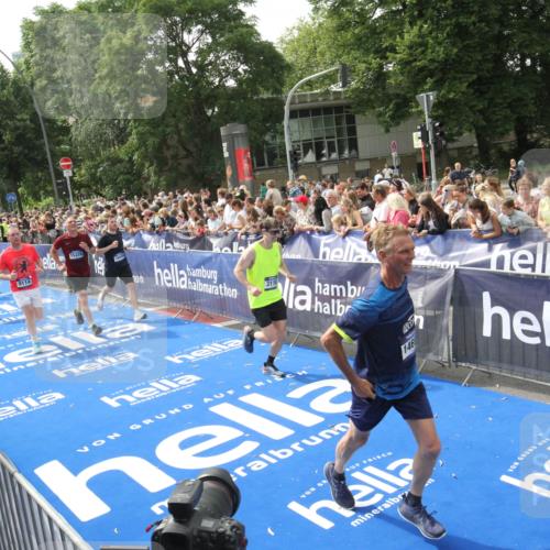 29.06.2025 - hella hamburg halbmarathon Michael Strokosch http://msf.ph/oto/8535923 29.06.2025 10:43:45 Ziel  meine-sportfotos.de