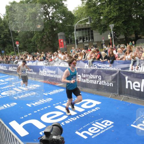 29.06.2025 - hella hamburg halbmarathon Michael Strokosch http://msf.ph/oto/8535924 29.06.2025 10:24:18 Ziel  meine-sportfotos.de