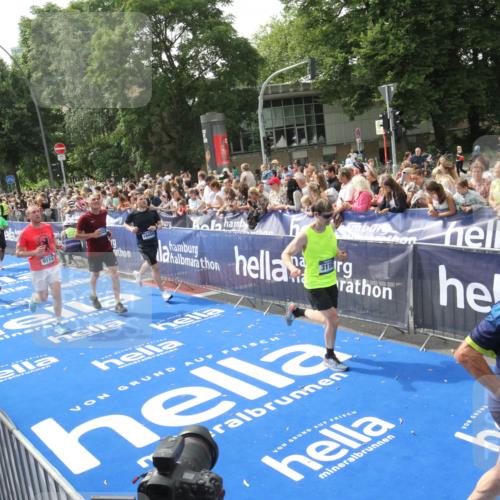 29.06.2025 - hella hamburg halbmarathon Michael Strokosch http://msf.ph/oto/8535925 29.06.2025 10:43:45 Ziel  meine-sportfotos.de