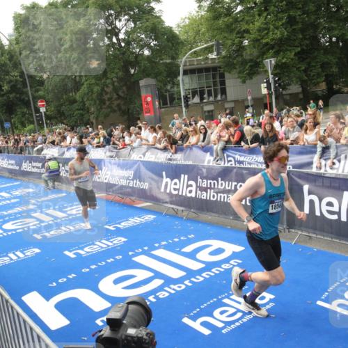29.06.2025 - hella hamburg halbmarathon Michael Strokosch http://msf.ph/oto/8535926 29.06.2025 10:24:18 Ziel  meine-sportfotos.de