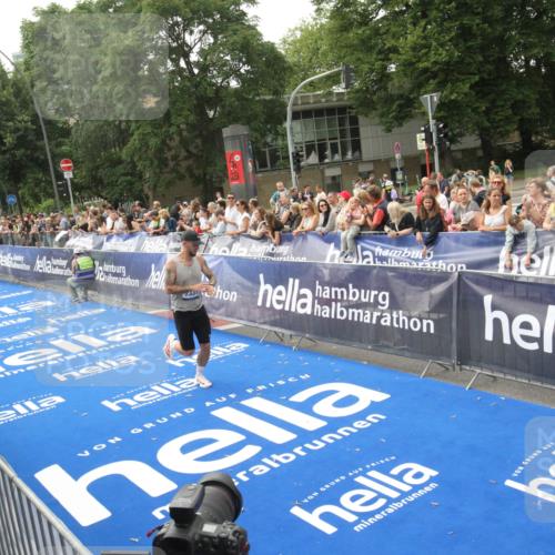 29.06.2025 - hella hamburg halbmarathon Michael Strokosch http://msf.ph/oto/8535927 29.06.2025 10:24:19 Ziel  meine-sportfotos.de