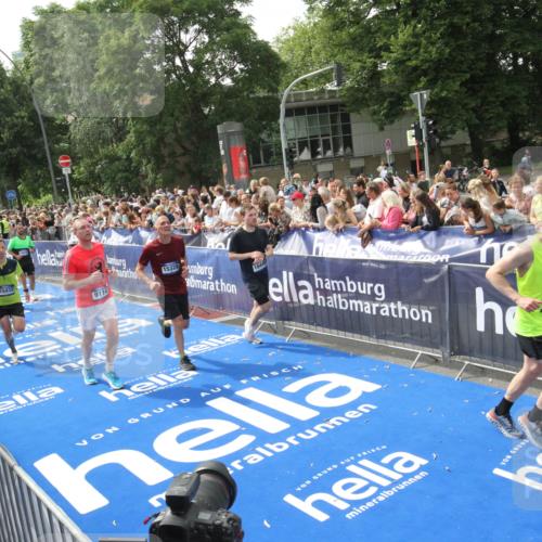 29.06.2025 - hella hamburg halbmarathon Michael Strokosch http://msf.ph/oto/8535928 29.06.2025 10:43:45 Ziel  meine-sportfotos.de