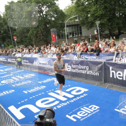 29.06.2025 - hella hamburg halbmarathon Michael Strokosch http://msf.ph/oto/8535929 29.06.2025 10:24:19 Ziel  meine-sportfotos.de
