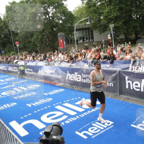 29.06.2025 - hella hamburg halbmarathon Michael Strokosch http://msf.ph/oto/8535932 29.06.2025 10:24:19 Ziel  meine-sportfotos.de