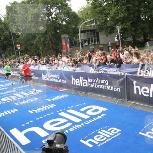 29.06.2025 - hella hamburg halbmarathon Michael Strokosch http://msf.ph/oto/8535933 29.06.2025 10:24:21 Ziel  meine-sportfotos.de