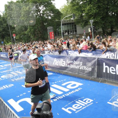 29.06.2025 - hella hamburg halbmarathon Michael Strokosch http://msf.ph/oto/8535934 29.06.2025 10:43:47 Ziel  meine-sportfotos.de