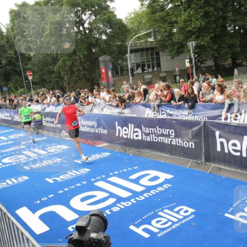 29.06.2025 - hella hamburg halbmarathon Michael Strokosch http://msf.ph/oto/8535936 29.06.2025 10:24:22 Ziel  meine-sportfotos.de