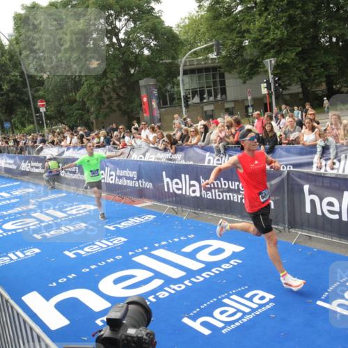 29.06.2025 - hella hamburg halbmarathon Michael Strokosch http://msf.ph/oto/8535939 29.06.2025 10:24:22 Ziel  meine-sportfotos.de
