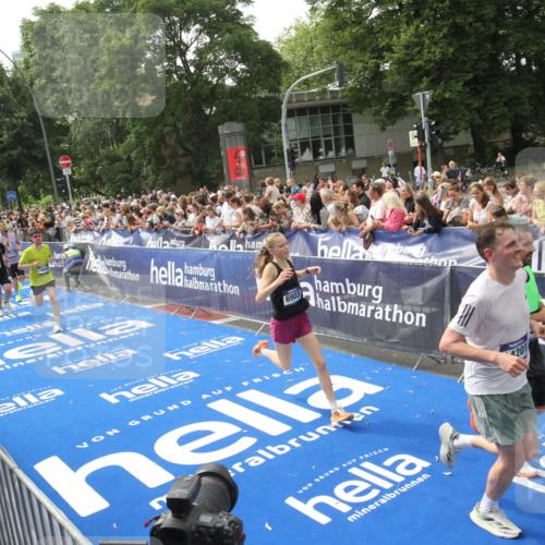 29.06.2025 - hella hamburg halbmarathon Michael Strokosch http://msf.ph/oto/8535940 29.06.2025 10:43:49 Ziel  meine-sportfotos.de