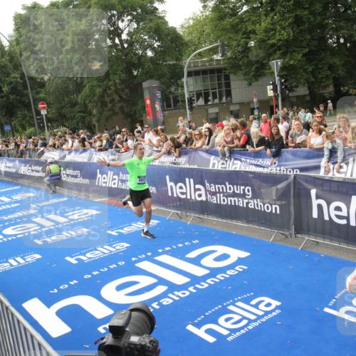 29.06.2025 - hella hamburg halbmarathon Michael Strokosch http://msf.ph/oto/8535941 29.06.2025 10:24:23 Ziel  meine-sportfotos.de