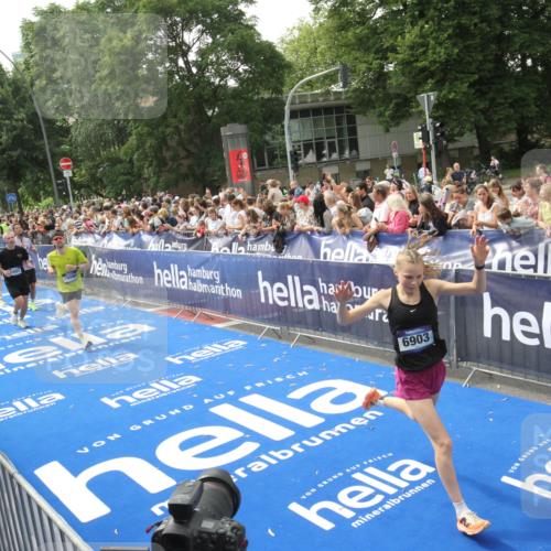 29.06.2025 - hella hamburg halbmarathon Michael Strokosch http://msf.ph/oto/8535942 29.06.2025 10:43:49 Ziel  meine-sportfotos.de