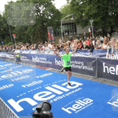 29.06.2025 - hella hamburg halbmarathon Michael Strokosch http://msf.ph/oto/8535943 29.06.2025 10:24:23 Ziel  meine-sportfotos.de