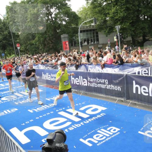 29.06.2025 - hella hamburg halbmarathon Michael Strokosch http://msf.ph/oto/8535944 29.06.2025 10:43:50 Ziel  meine-sportfotos.de